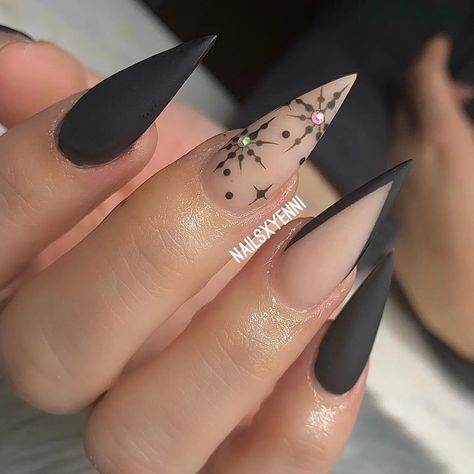 30+ Black Christmas Nails to Celebrate 2023 Holiday Season - Nail Designs Daily Black Snowflake Nails, Black Holiday Nails, Black And White Christmas Nails, Dark Christmas Nails, Black Christmas Nail Designs, Blue Diamond Nails, Black Christmas Nails, Theme Nails, Snowflake Nail Design