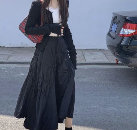 Black Long Skirt Outfit, Long Black Skirt Outfit, Long Skirt Aesthetic, Black Maxi Skirt Outfit, Ruffle Skirt Outfit, Skirt Outfits Aesthetic, Black Ruffle Skirt, Black Skirt Outfits, Long Skirt Outfits