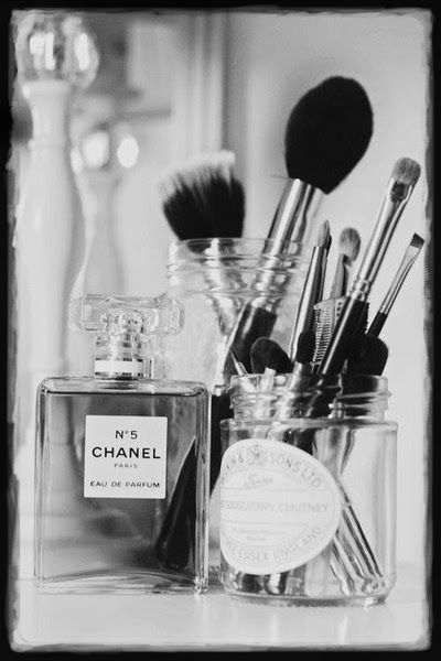 Beauty Fotografie, Icona Ios, Black And White Makeup, Makeup Wallpapers, Black And White Photo Wall, Makeup Room Decor, Black And White Picture Wall, White Makeup, Black And White Photograph