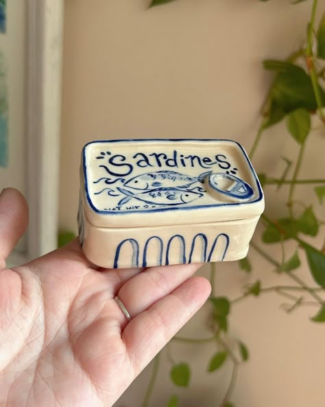 Ceramic Sardine Can, Sardine Can Art, Sardine Ceramic, Ceramic Sardines, Sardine Art, Sardine Can, Clay Diy Projects, روتين العناية بالبشرة, Diy Pottery