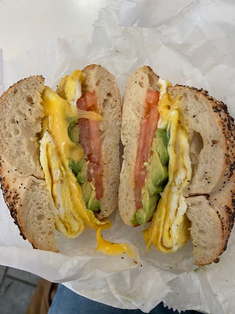 Bacon Egg And Cheese Everything Bagel, Bagel And Egg Sandwich, Everything Bagel Egg Sandwich, Egg And Cheese Bagel Sandwich, Easy Breakfast Bagel Ideas, Bagel Avocado Egg, Egg On Bagel, Avocado And Egg Sandwich, High Protein Breakfast Bagel