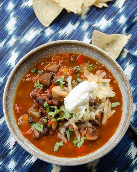 Black Bean Mushroom Chili - This recipe for black bean mushroom chili calls for brown mushrooms, which have a deeper, earthier flavor than their sisters the white button mushrooms. The white button mushrooms are immature versions of the brown Crimini mushroom, which in turn is an immature version of the Portobello mushroom. Who knew? Mushroom Chili, Blue Jean Chef, Black Bean Recipes, Black Bean Chili, Bean Chili, Vegetarian Pasta, Vegetarian Meals, Pressure Cooker Recipes, Black Bean