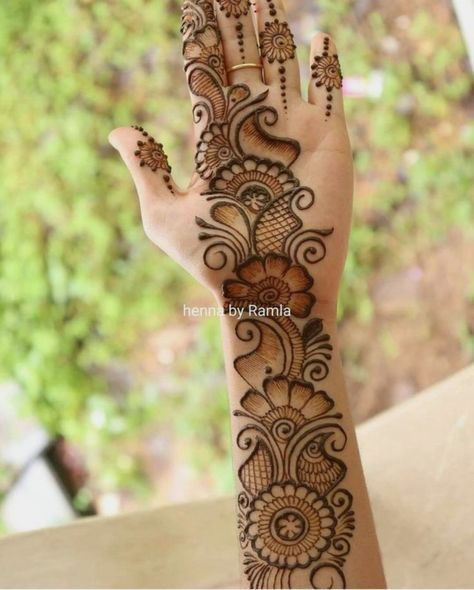 Mehndi Designs Drawing, Eid Mehndi Designs Simple, Minimal Mehendi Designs, Minimal Mehendi, Arabian Mehndi Design, Mehndi Designs New, Beautiful Simple Mehndi Design, Front Mehndi, Short Mehndi Design