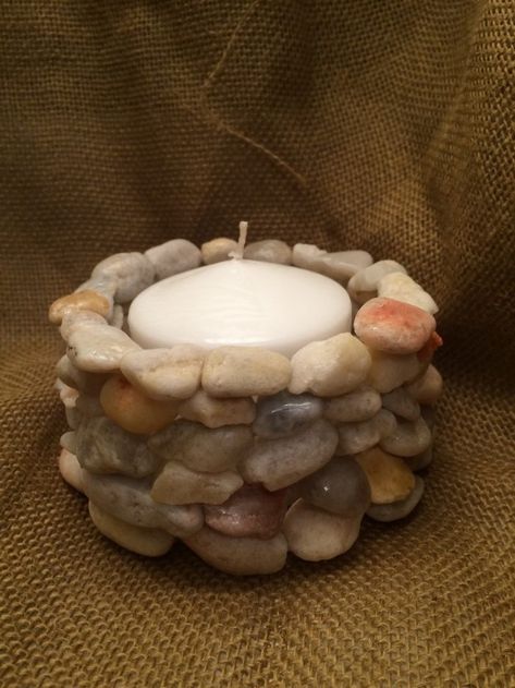 Crafty pebble decorating ideas for your home! - Craft projects for every fan! Rock Candle Holder, Rock Crafts Diy, Rock Candle, Stone Diy, Easy Diy Decor, Diy Candle Holders, Stones Diy, Rock Decor, Stone Crafts