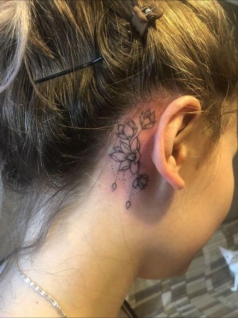 Flower Tattoo Ear, Tiny Flower Tattoos, Behind Ear Tattoos, Neck Tattoos Women, Geniale Tattoos, Incredible Tattoos, Floral Tattoo Design, Aesthetic Tattoo, Elegant Tattoos