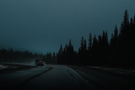 Dark Wallpapers For Pc, Chill Background, Midwest Emo, Im Blue, Disney Characters Videos, Horror Themes, Dark Paradise, Blue Hour, Night Aesthetic