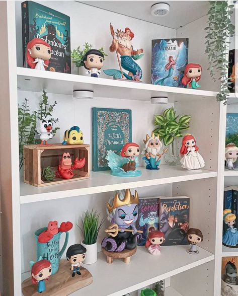 Disney Room Decor Ideas, Nerdy House, Funko Display Ideas, Disney Display, Funko Pop Display Ideas, Disney Bedroom, Disneyland Merchandise, Disney Themed Rooms, Casa Disney