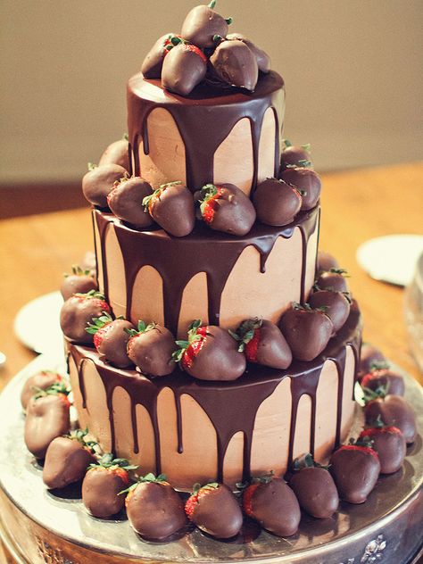 Chocolate drip groom's cake with chocolate covered strawberries Cake With Chocolate Covered Strawberries, Chocolate Grooms Cake, Super Torte, Kue Macaroon, Chocolate Wedding Cake, Chocolate Drip, New Cake, God Mat, Grooms Cake