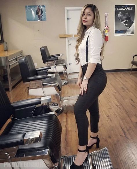 Female Barber Outfit, Barber Outfit Female, Business Casual Female, Barber Outfit, Women Barbers, Female Barber, Old School Barber, Work Appropriate Outfits, Salon Wear