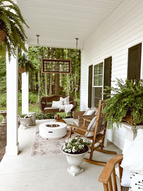 Narrow Porch Decorating Ideas, Front Porch Seating, Summer Front Porch Ideas, Front Porch Furniture, Porch Landscaping, House Front Porch, Vintage Porch, Porch Chairs, Summer Front Porches