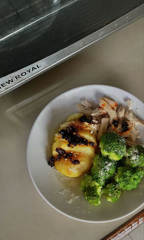 steamed broccoli and potatoes with boiled chicken breast (i add chili oil and parmesan cause it’s so pale) Broccoli And Potatoes, Boiled Chicken Breast, Boiled Food, Boiled Chicken, Menu Plan, Steamed Broccoli, Chili Oil, Boiled Potatoes, Menu Planning