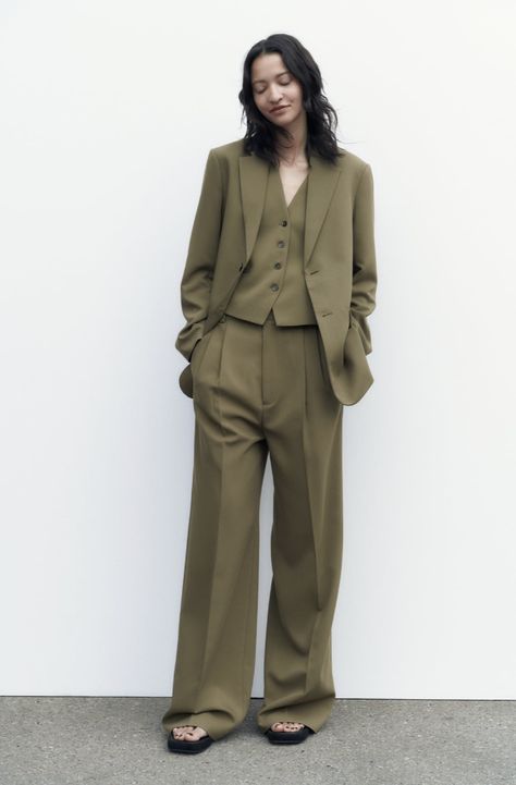 Green Linen Suit, Queer Prom, Green Suits, Zara Leather Pants, Plus Size Fashion Ideas, Boyish Outfits, Fits Inspiration, Ruched Pants, 70’s Style