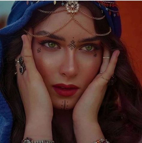 Berber Tattoo, Moroccan Beauty, Beauty Of The World, Bridesmaid Hair Makeup, Simple Face, Arab Beauty, Aesthetic Eyes, Fashion Photography Poses, Fairy Fashion