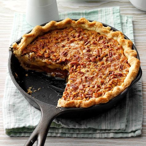 Caramel-Pecan Cheesecake Pie Caramel Pecan Cheesecake Pie, German Chocolate Pies, Cheesecake Pie Recipes, Caramel Pecan Cheesecake, Skillet Desserts, Pastas Recipes, Pecan Pie Cheesecake, Pecan Cheesecake, Cheesecake Pie