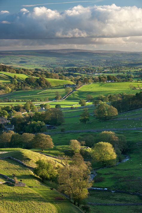 England Countryside, Countryside Landscape, Landscape Photography Nature, British Countryside, Pretty Landscapes, Yorkshire Dales, Outdoor Light, Landscape Pictures, Rolling Hills