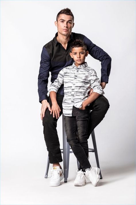 Dad Son Photography, Father Son Pictures, Shooting Photo Studio, Father Son Photography, Boy Senior Portraits, Studio Family Portraits, Family Photo Studio, Fathers And Sons, Cristiano Ronaldo Junior