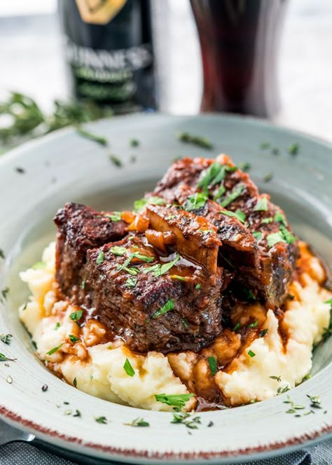 These melt-in-your-mouth Guinness Braised Short Ribs are hearty, super comforting and incredibly delicious, slowly cooked in stout, beef broth and lots of fresh herbs. Braising Liquid, Irish Recipes Authentic, Irish Desserts, Irish Cooking, Irish Recipes Traditional, Irish Cuisine, Short Ribs Recipe, Braised Short Ribs, Pub Food