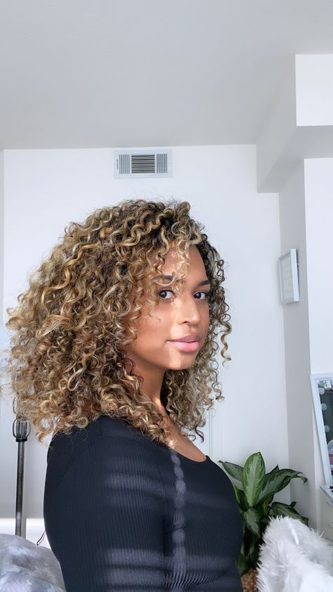 Blond Highlights On Natural Hair, Blonde Highlights On Dark Hair Curly Black Women, Light Brown With Highlights Curly Hair, Blonde Ombre Curly Hair, Blonde Balayage Black Women Curly, Balayage Curly Hair Black Women, Blonde Highlights Curly Hair Black Women, Curly Hair Ombre, Bayalage Curly Hair