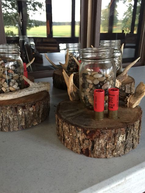 Graduation Hunting Theme, Hunting Table Decor, Hunting Centerpiece Ideas, Hunting Graduation Party Ideas, Wild Game Dinner Decorations, Graduation Display Table, Antler Christmas Decor, Hunting Birthday Party Decorations, Wild Game Dinner