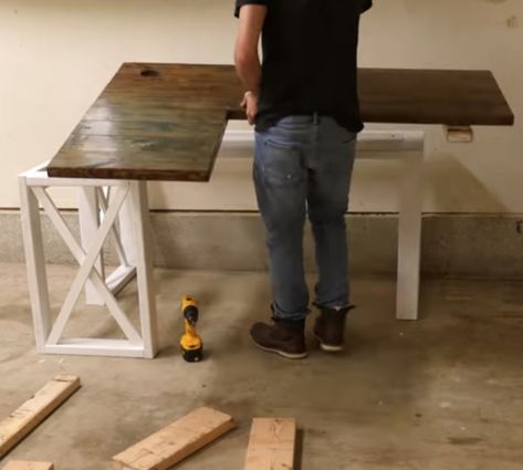 DIY Farmhouse Computer desk for under $100 Diy Wood Desk, Diy Corner Desk, Desk Idea, Diy Desk Plans, Diy Computer Desk, Farmhouse Desk, Desk Plans, Farmhouse Kitchen Tables, 100 Dollars