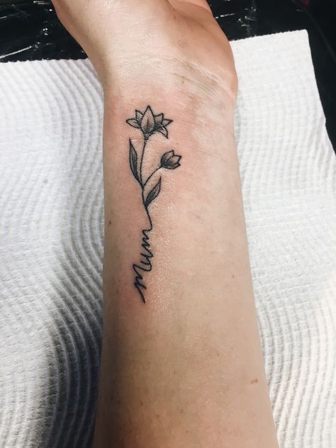 Mum flower wrist tattoo Mum Wrist Tattoo, Mom Tattoo Designs For Daughter, Tattoos For Mum, Mum Flower Tattoo, Mum Tattoo Ideas, Mum Flowers Tattoo, Inner Ankle Tattoos, Small Name Tattoo, Tattoo Writing Fonts