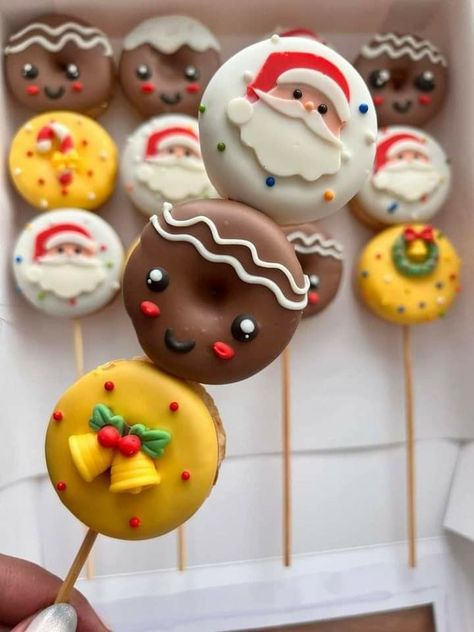 Mini Donuts On A Stick, Mini Donuts Christmas, Decorate Donuts Ideas, Holiday Donut Ideas, Christmas Mini Donut Ideas, Christmas Donuts Ideas, Mini Donuts Decoration, Mini Donuts Ideas, Maple Iced Donuts