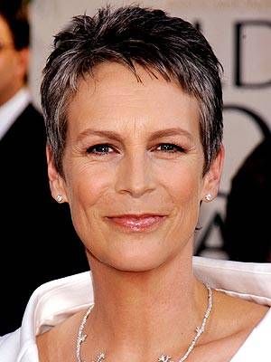 Bravo to Jamie Lee Curtis, both for her Globe-nominated performance as best actress in a movie comedy (for Freaky Friday) and for her simple pixie cut, which stands out among the glut of hair-sprayed coifs. And even more props to her for proudly wearing her salt-and-pepper color. Jamie Lee Curtis Hair, Lee Curtis, Short Grey Hair, Jamie Lee Curtis, Jamie Lee, Very Short Hair, Short Pixie Haircuts, Short Hair Styles Pixie, Pixie Hairstyles