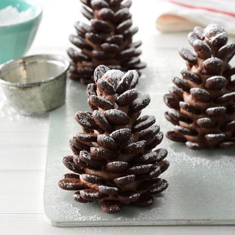 25 Holiday Treats Teens Can Make Themselves - Raising Teens Today Snowy Pinecone, 3d Chocolate, Christmas Baking Cookies, Cookie Table, Centerpiece Christmas, Cookie Spread, Christmas Goodies, Holiday Cooking, Cookies Ingredients