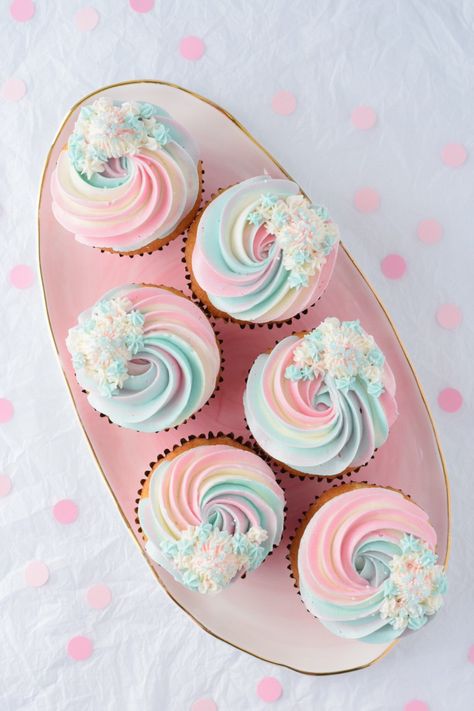 Buttermilk Cupcakes with Vanilla Buttercream! Winter Birthday Cupcakes, Cupcake Candyland, Candyland Cupcakes, Dino Bebe, Buttermilk Cupcakes, Delicious Cupcakes Recipes, Nutella Buttercream, Pastel Cake, Cupcakes Filled