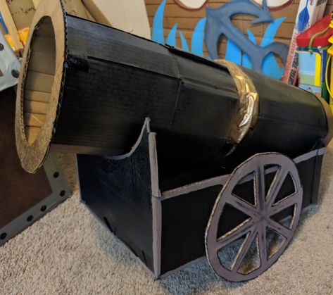 Hand made and painted cardboard cannon for a pirate party Pirate Parade Float Ideas, Diy Cannon Pirate, Pirate Floats For Parade, Diy Cannon, Pirate Decorations Diy, Pirate Ships Diy, Pirate Party Decor, School Disco, Pirate Halloween Party