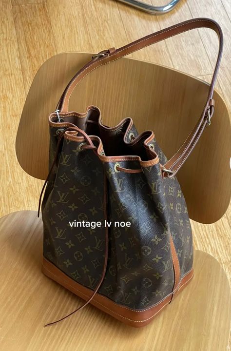 Winter Capsule, Europe Fashion, Pregnancy Outfits, Mode Inspo, Vintage Louis Vuitton, Material Girls, Vintage Chanel, Vintage Handbags, Backpack Purse