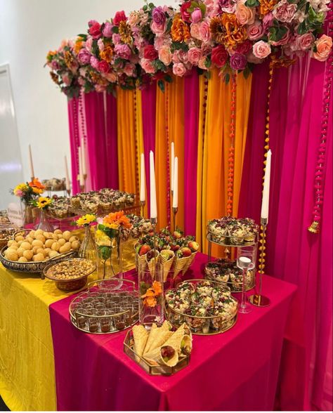 Haldi Food Ideas, At Home Dholki Decor, Mehndi Party Ideas, Mayun Decoration At Home, Maiyaan Decor, Mehndi Dessert Table, Mayoon Decorations At Home, Punjabi Wedding Decorations, Mayun Decor