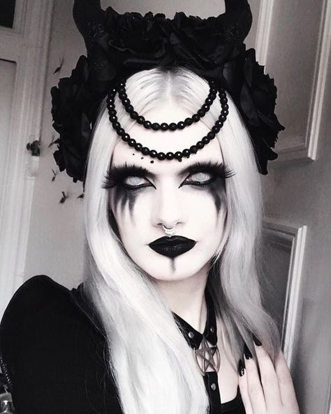 Dark Fairy Makeup, Demon Makeup, Halloween Makeup Witch, Horror Make-up, Creepy Halloween Makeup, Witch Makeup, Halloween Makeup Inspiration, Halloween Makeup Scary, Halloween Makeup Ideas