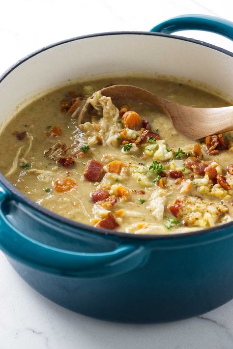 This cauliflower and chicken soup is fast and easy to make. Tender chicken and crispy bacon make it a hearty and satisfying soup. Chicken And Cauliflower Soup, Chicken Cauliflower Soup, Cauliflower Chicken Soup, Soup And Salad Combo, Thai Pumpkin Soup, Chocolate Covered Strawberry Cheesecake, Creamy Potato Leek Soup, Chicken And Cauliflower, Cauliflower Chicken