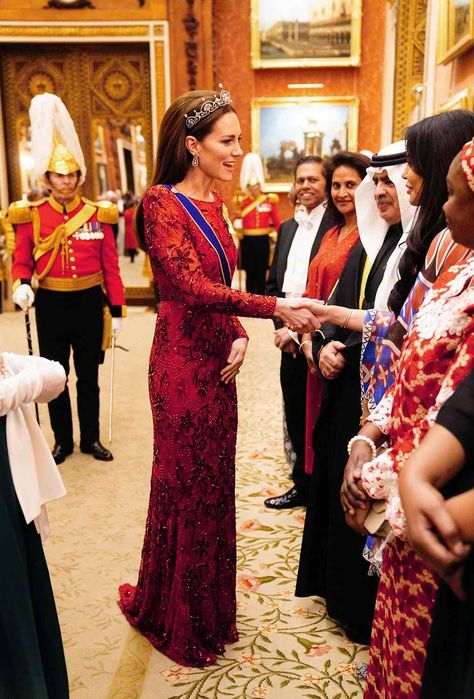 Princesa Margaret, Prince William Et Kate, Looks Kate Middleton, Duchesse Catherine, Flower Tiara, Style Royal, Estilo Real, Princess Margaret, Red Gowns