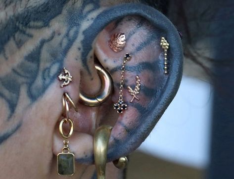 Coin Slot Modification, Rock Piercing Ear, Coin Slot Piercing, Crazy Piercings, Piercing Cartilage, Cool Piercings, Coin Slot, Piercings Unique, Piercing Ideas