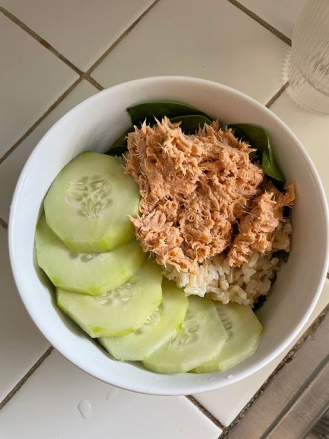 Tuna And Veggies, Tuna Aesthetic, Tuna With Rice, Tuna Ideas, Tuna And Cucumber, Tuna Spinach, Healthy Food Inspiration, Healthy Food Motivation, Healthy Lifestyle Food