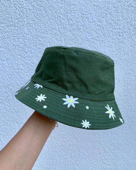 Bucket Hat Upcycle, Bucket Hat Custom, Bucket Hat Embroidery Ideas, Painting Hats Ideas, Bucket Hat Painting Ideas, Bucket Hat Design Ideas, Cap Painting Ideas, Hat Paintings Ideas, Painted Bucket Hat