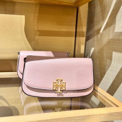 Tory Burch Aesthetic, Pink Tory Burch Purse, Dream Purse, Tory Burch Purse, Spring Bags, Cute Car Accessories, Girly Bags, Luxury Purses, Fancy Bags