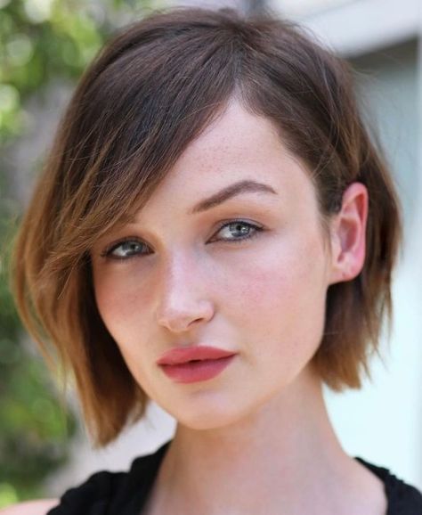 Short Angled Bobs, Long Side Bangs, Haircut For Square Face, Side Bangs Hairstyles, Square Face Hairstyles, 2023 Hair, Corte Bob, Angled Bob, Bob Haircut With Bangs