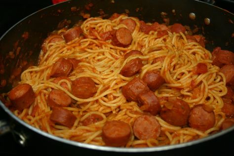 Spaghetti And Hotdogs Sheldon Cooper, Hot Dog Slaw Recipe, Hot Dog Pasta, Hot Dog Spaghetti, Sauce Spaghetti, Easy Spaghetti, Hot Dog Recipes, Pasta Dinners, Pasta Dinner Recipes