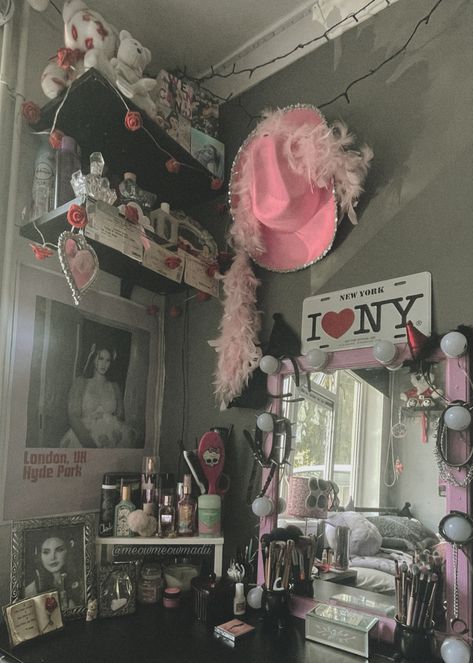 coquette dark coquette bedroom ideas vanity desk lana del rey patrick bateman vintage americana Vintage Americana Bedroom, Bedroom Ideas Vanity, Dark Coquette Bedroom, Coquette Bedroom Ideas, Bedroom Ideas Grunge, Americana Bedroom, Coquette Bedroom, Coquette Dark, Grunge Bedroom