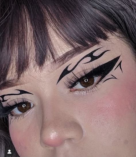 Sukuna Eyeliner, Delineados Egirl, Cool Eyeliner Ideas, Creative Eyeliner Looks, Eyeliner Grafico, Black Graphic Eyeliner, Black Graphic Liner, Maquillaje Dark, Graphic Liner Makeup