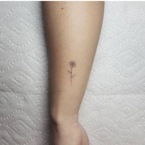 Dainty Daisy Tattoo, Dainty Tattoos For Women, Cool Little Tattoos, Small Daisy Tattoo, Unique Tattoos Black Women, Daisy Tattoo Designs, Tiny Flower Tattoos, Daisy Flower Tattoos, Daisy Tattoo