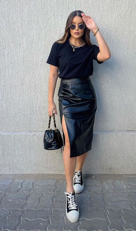 Look all black com saia de couro e tênis Looks Com All Star, Leather Skirt Outfit, Luxury Photography, Woman In Black, Classy Fashion, All Black Outfit, Skirt Outfit, Looks Chic, Tshirt Outfits