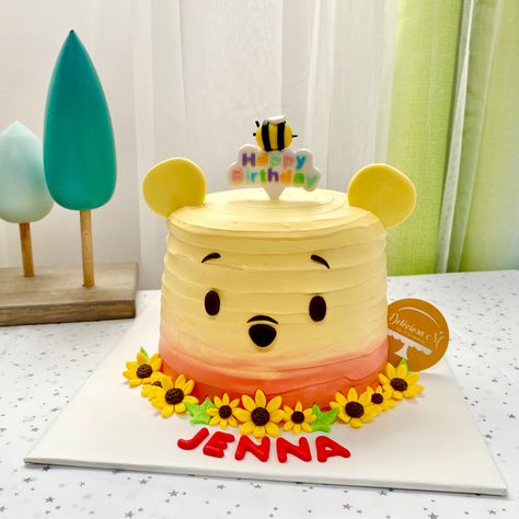 Pooh Bear Smash Cake First Birthdays, Winnie The Pooh Mini Cakes, Winnie The Pooh Face Cake, First Birthday Cake Winnie The Pooh, Simple Pooh Cake, Pooh Bear Cake 1st Birthdays, Winnie The Pooh Cheesecake, Piglet Cake Ideas, Winnie The Pooh 2nd Birthday Cake