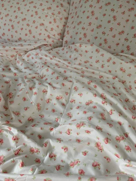 Cute Flower Bed Sheets, Strawberry Bed Sheets Aesthetic, Pink Flower Sheets Aesthetic, Round Bed Sheets, Trendy Bed Sheets, Twin Size Bed Aesthetic, Pink Floral Bed Sheets, Floral Fitted Sheet, Cute Sheet Sets