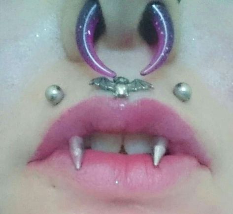 Marley Piercing, Cool Body Mods, Vampire Bites Piercing, Unique Piercings Face, Vampire Piercing, Weird Piercings, Crazy Piercings, Unique Piercings, Body Modification Piercings