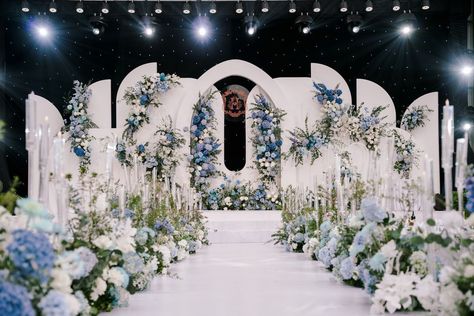 Wedding Backdrop Design Blue, Background Wedding Decorations, Blue Theme Wedding Decoration, Pelaminan Aesthetic, Wedding Reception Backdrop Elegant, Wedding Backdrop Design Indoor, Wedding Decoration Blue, The Aisle Wedding, Dekorasi Wedding