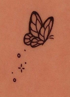 Small Mehendi Tattoo Designs, Henna Small Simple, Small Henna Designs Butterfly, Simple Henna Designs Easy Small Butterfly, Small Henna Tattoo Ideas Finger, Stick And Poke Tattoo Ideas Butterfly, Henna Hands Simple, Butterfly Henna Simple, Simple Henna Designs Butterfly